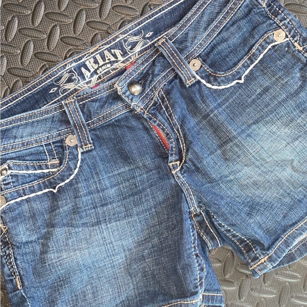Ariat Woman’s Denim Jean Shorts 28R, Western Stitching, Excellent Condition